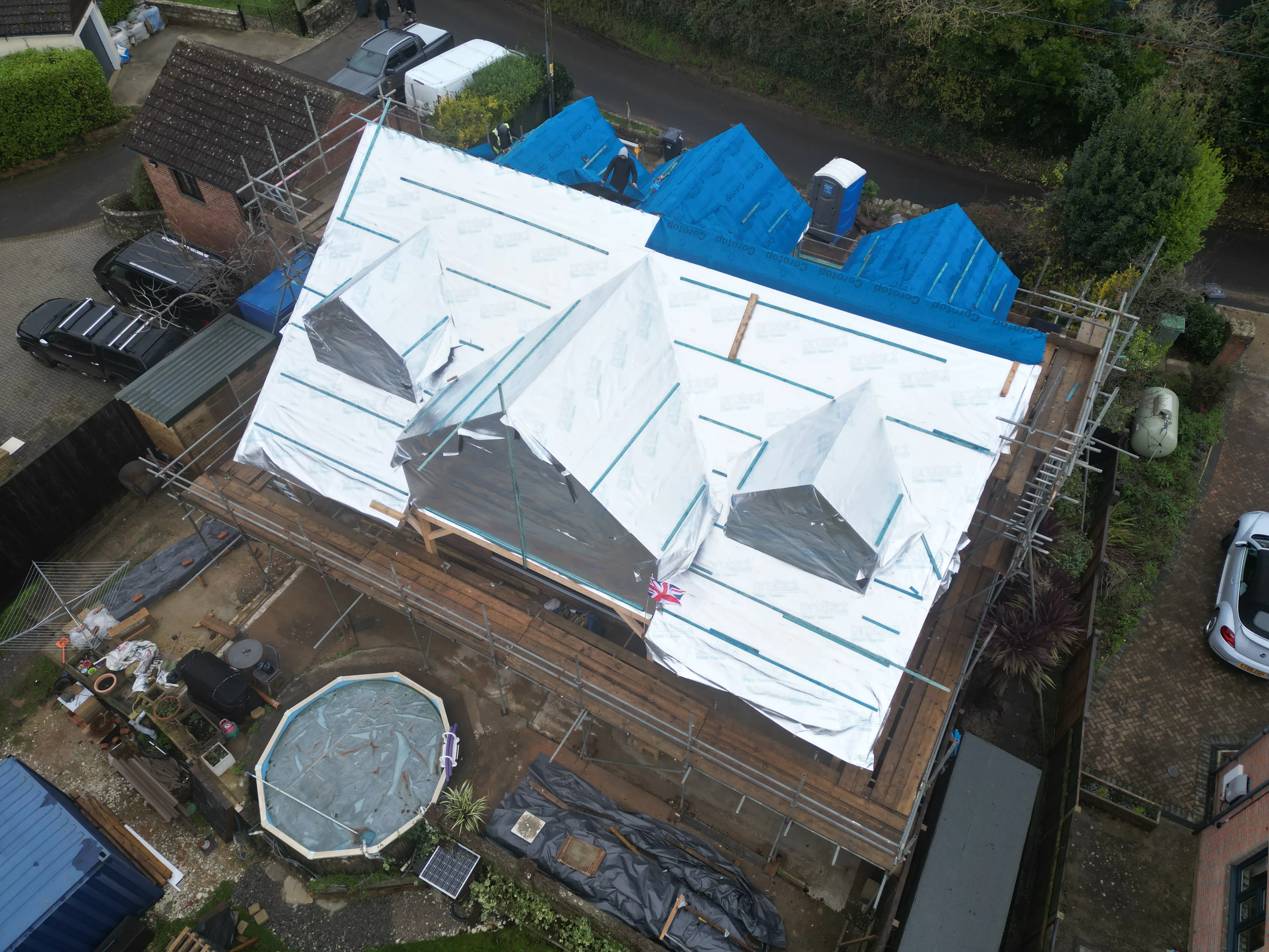 a roof that has been covered with white tarps